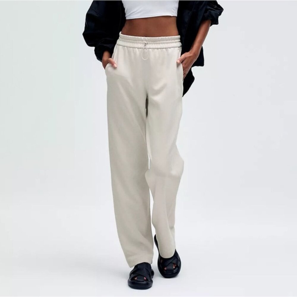 NWOT LULULEMON Softstreme High-Rise Pant- short - Picture 8 of 11